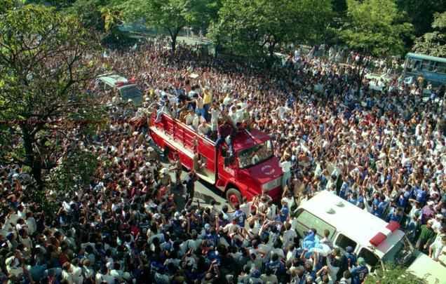 O desfile dos campeões no carro do Corpo de Bombeiros parou Belo Horizonte.