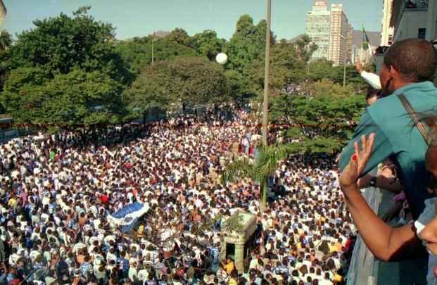 A festa dos campeões de 1996 levou mais de 100 mil torcedores ao Centro de Belo Horizonte no dia seguinte, segundo números da Polícia Militar.