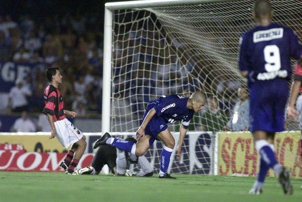 Com um toque de letra, Alex calou o Maracanã no primeiro jogo da final de 2003, contra o Flamengo.