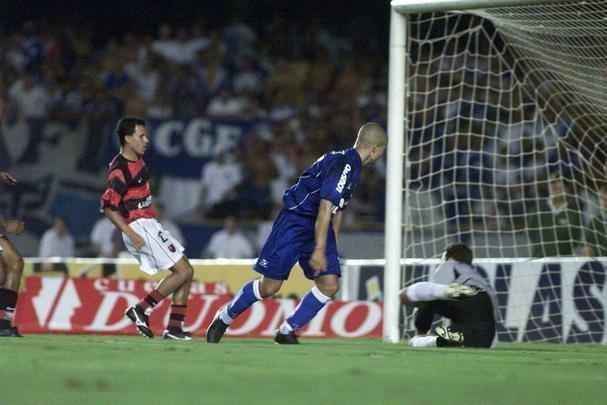 Com um toque de letra, Alex calou o Maracanã no primeiro jogo da final de 2003, contra o Flamengo.