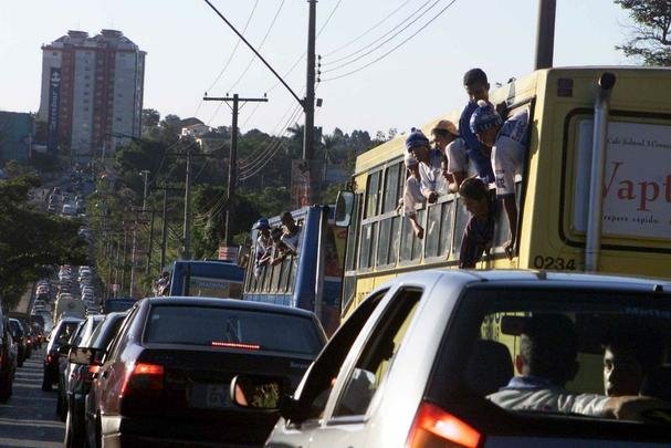 Torcedores formaram longos congestionamentos antes do jogo contra o São Paulo, nas avenidas de acesso ao estádio.