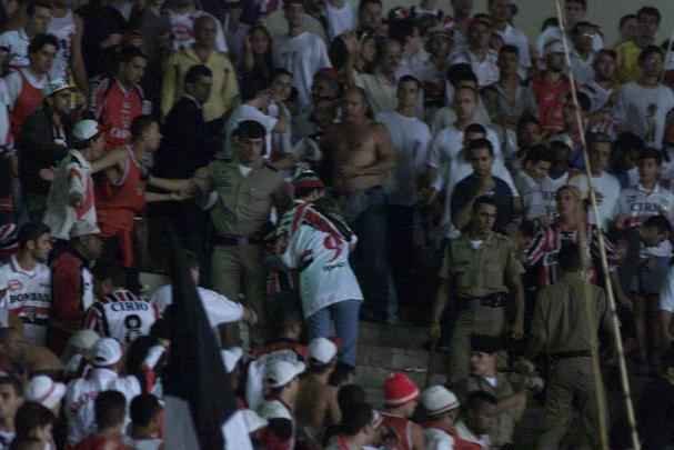 A torcida do São Paulo entrou em conflito com a Polícia Militar.