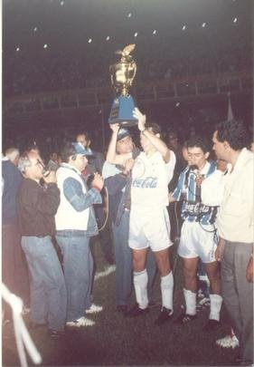 Capitão Paulo Roberto levantou a taça no Mineirão.