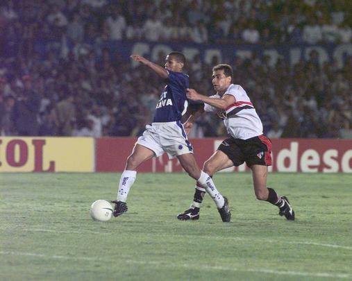 Aos 44 do segundo tempo, Geovanni recebeu falta na entrada da área.