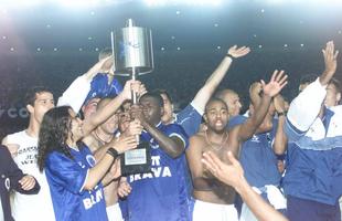 Jogadores do Cruzeiro comemoraram muito o tricampeonato ao lado da torcida.
