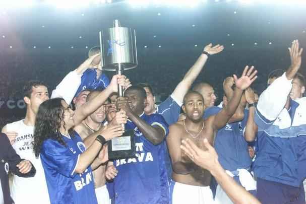 Jogadores do Cruzeiro comemoraram muito o tricampeonato ao lado da torcida.