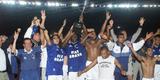 Comisso tcnica, diretoria e jogadores comemoram o tricampeonato no Mineiro.