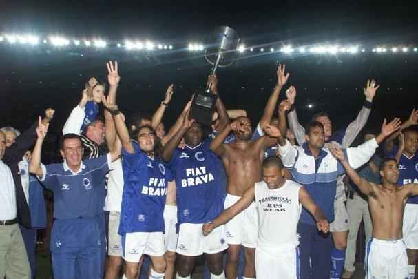 Comissão técnica, diretoria e jogadores comemoram o tricampeonato no Mineirão.