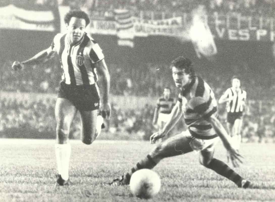 Brasileiro de 1980 - Reinaldo recebe marcao pesada na primeira partida da deciso do Campeonato