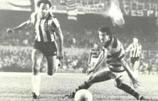 Brasileiro de 1980 - Reinaldo recebe marcao pesada na primeira partida da deciso do Campeonato
