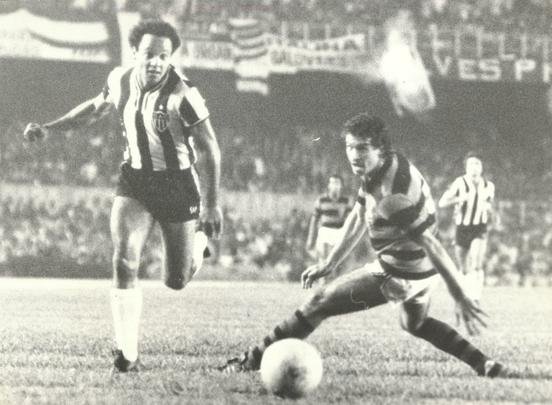 Brasileiro de 1980 - Reinaldo recebe marcação pesada na primeira partida da decisão do Campeonato
