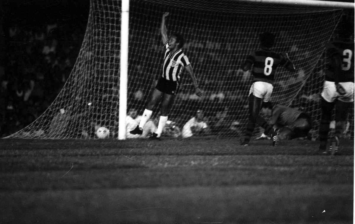 Brasileiro de 1980 - Reinaldo comemora o gol da vitria do Atltico na primeira partida da final, realizada no Mineiro