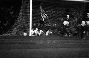 Brasileiro de 1980 - Reinaldo comemora o gol da vitria do Atltico na primeira partida da final, realizada no Mineiro