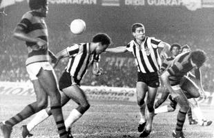 Brasileiro de 1980 - Reinaldo e Palhinha disputam bola com jogadores do Flamengo no Mineiro
