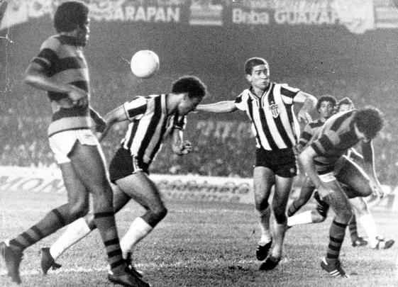 Brasileiro de 1980 - Reinaldo e Palhinha disputam bola com jogadores do Flamengo no Mineirão