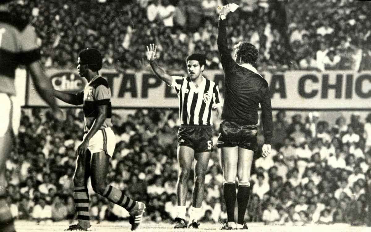 Libertadores de 1981 - Toninho Cerezo, do Atltico, recebe cartao amarelo do rbitro Jos Roberto Wright, em jogo realizado no Serra Dourada, em Gois. Partida terminou em 0 a 0