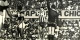 Libertadores de 1981 - Toninho Cerezo, do Atltico, recebe cartao amarelo do rbitro Jos Roberto Wright, em jogo realizado no Serra Dourada, em Gois. Partida terminou em 0 a 0
