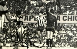 Libertadores de 1981 - Toninho Cerezo, do Atltico, recebe cartao amarelo do rbitro Jos Roberto Wright, em jogo realizado no Serra Dourada, em Gois. Partida terminou em 0 a 0