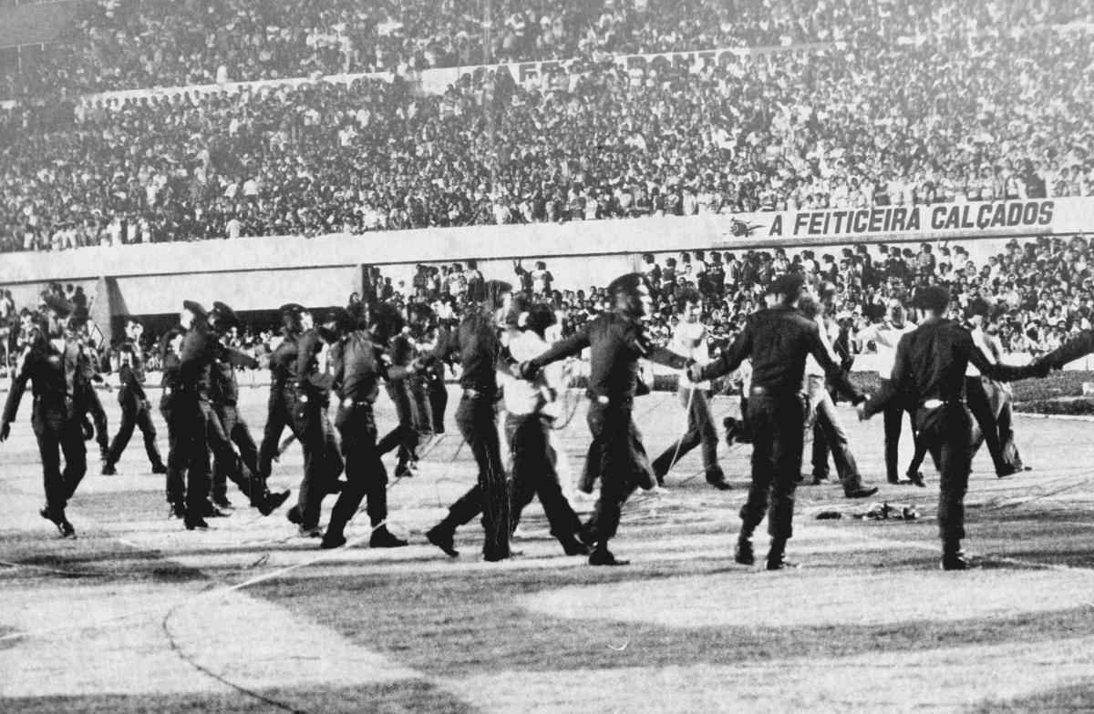 Libertadores de 1981 - Policiais entram em campo a pedido de Wright para retirar invasores de campo