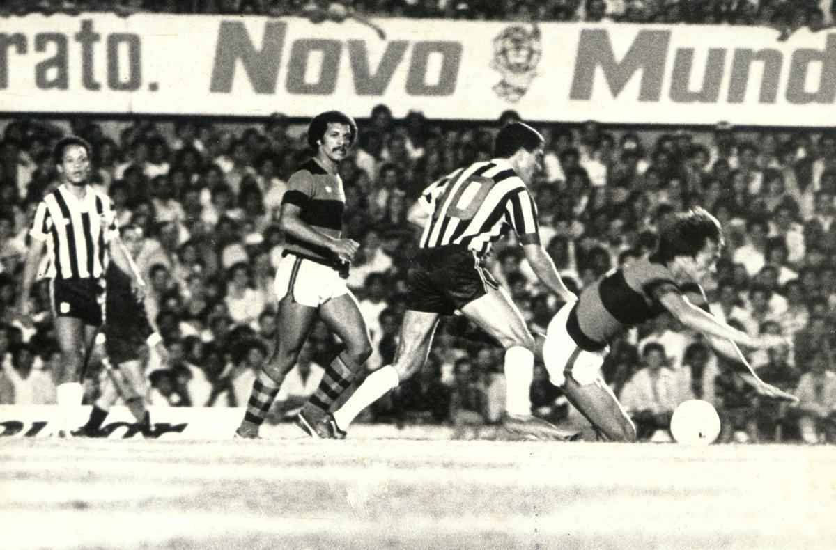 Libertadores de 1981 - Reinaldo (E) observa disputa de bola envolvendo seu companheiro time, Palhinha (C), no Serra Dourada