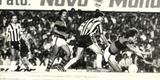Libertadores de 1981 - Reinaldo (E) observa disputa de bola envolvendo seu companheiro time, Palhinha (C), no Serra Dourada