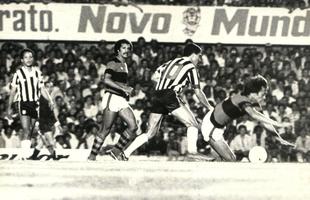 Libertadores de 1981 - Reinaldo (E) observa disputa de bola envolvendo seu companheiro time, Palhinha (C), no Serra Dourada