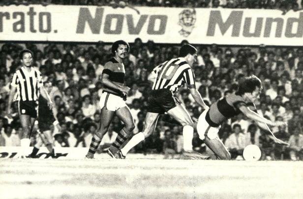 Libertadores de 1981 - Reinaldo (E) observa disputa de bola envolvendo seu companheiro time, Palhinha (C), no Serra Dourada