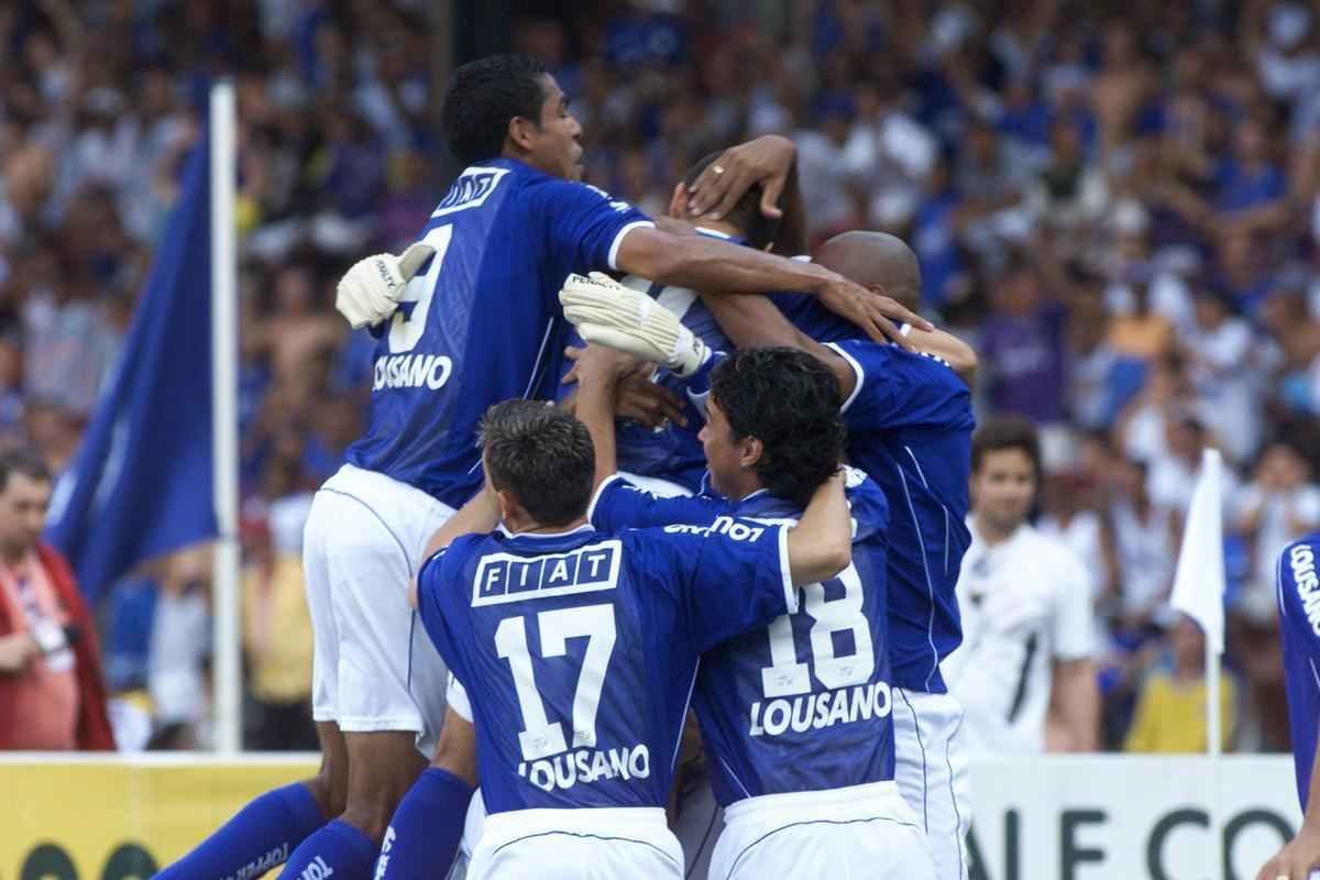 Cruzeiro comemora um dos gols da vitria sobre o Santos em 2003, no Mineiro