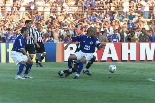 Imagem do jogo no Mineirão entre Cruzeiro e Santos em 2003