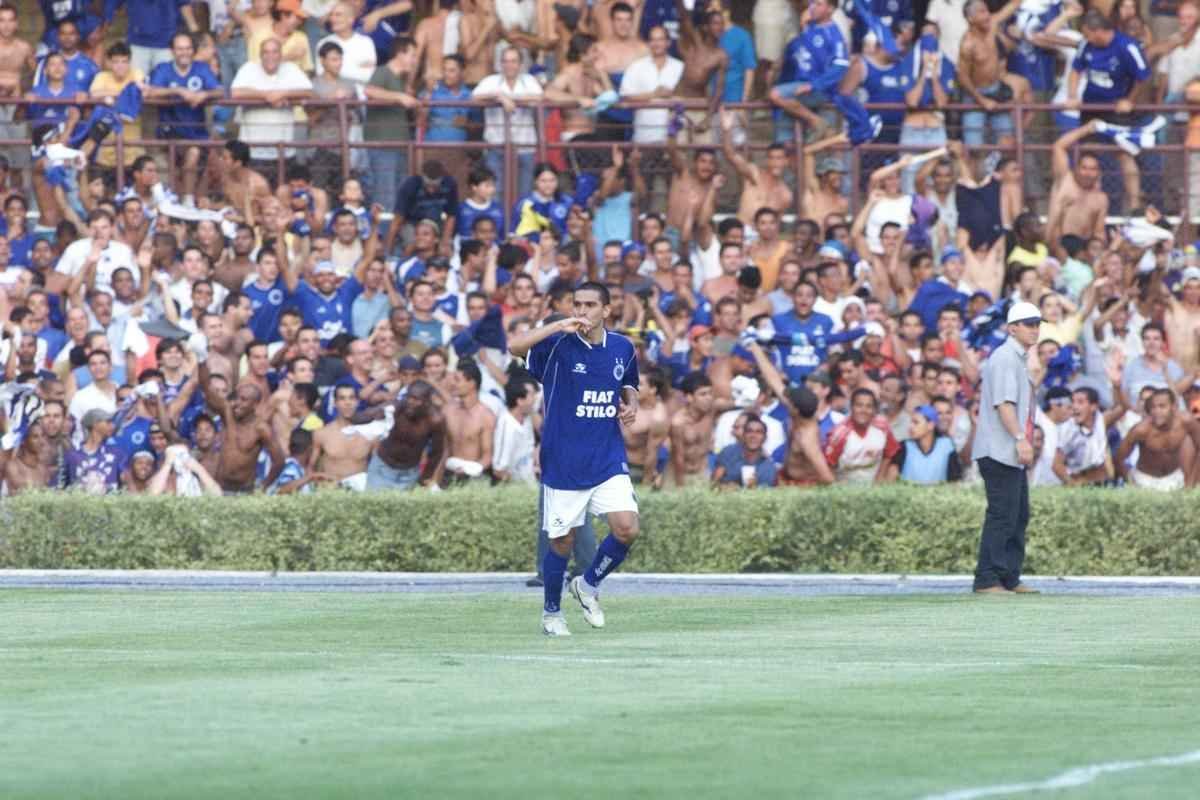 Aristizbal comemora o seu gol no jogo em 2003