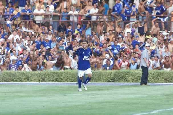 Aristizábal comemora o seu gol no jogo em 2003