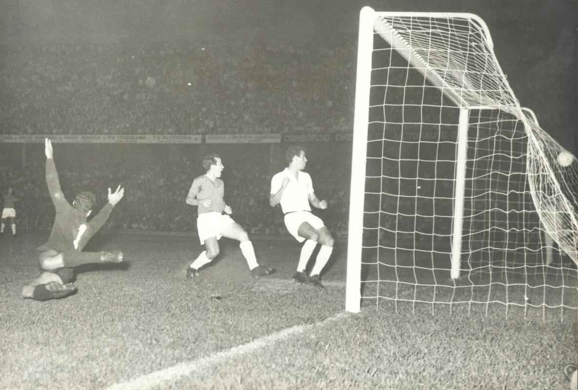 Uma das poucas fotos que mostra o exato momento de um dos gols do Cruzeiro sobre o Santos em 1966
