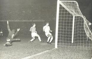 Uma das poucas fotos que mostra o exato momento de um dos gols do Cruzeiro sobre o Santos em 1966
