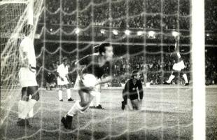 Tosto comemora um dos gols do Cruzeiro sobre o Santos em 1966