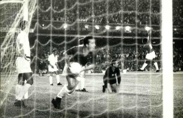 Tostão comemora um dos gols do Cruzeiro sobre o Santos em 1966