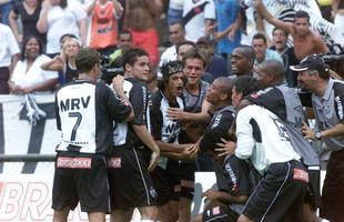 Brasileiro de 2004 - Jogadores do Atltico comemoram a vitria na maior goleada da histria do confronto