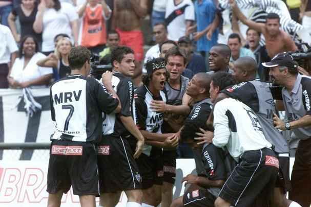 Brasileiro de 2004 - Jogadores do Atlético comemoram a vitória na maior goleada da história do confronto