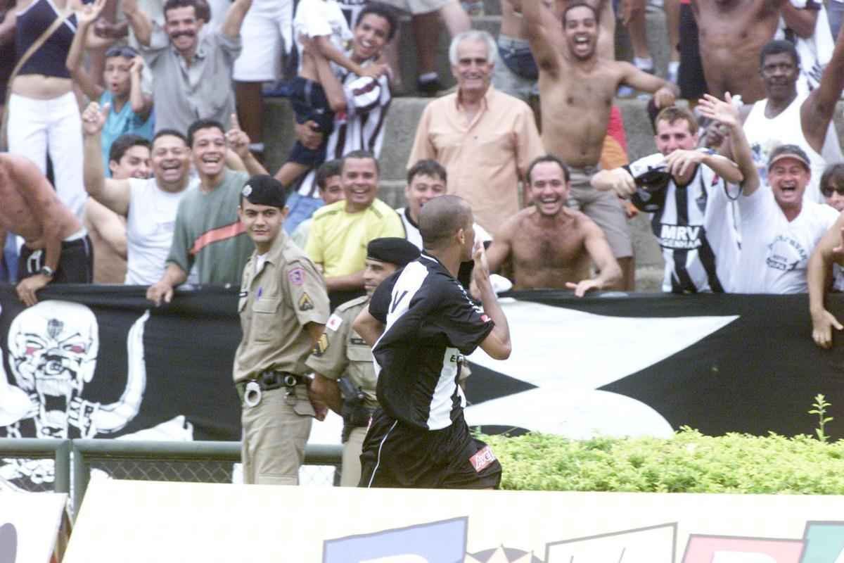 Brasileiro de 2004 - Alex Mineiro foi um dos destaques do duelo, marcando dois gols em Ipatinga