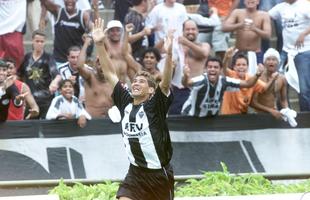 Brasileiro de 2004 - Mrcio 'Mexerica' marcou o segundo gol do Galo diante do rubro-negro 