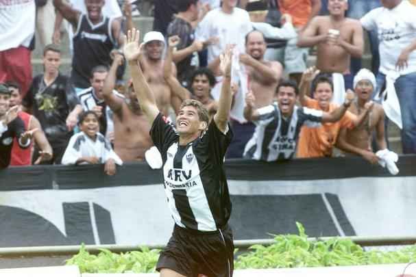 Brasileiro de 2004 - Márcio 'Mexerica' marcou o segundo gol do Galo diante do rubro-negro