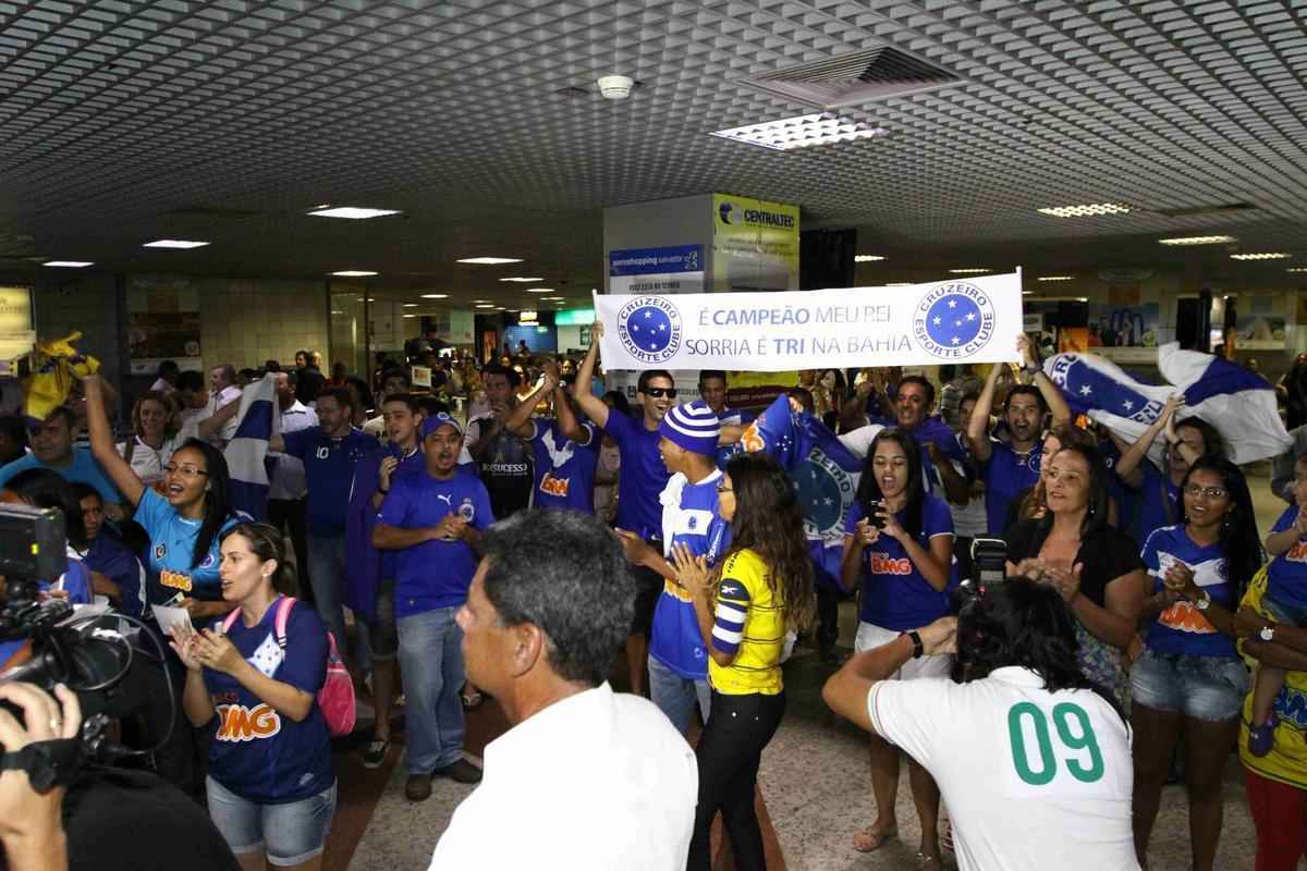 Cruzeiro foi recepcionado por centenas de torcedores na chegada a Salvador. A torcida compareceu em grande nmero ao Barrado e comemorou o tricampeonato no intervalo da partida contra o Vitria, vencida pela Raposa por 3 a 1. A festa dos jogadores comeou no campo e durou durante todo o voo de volta a BH. 