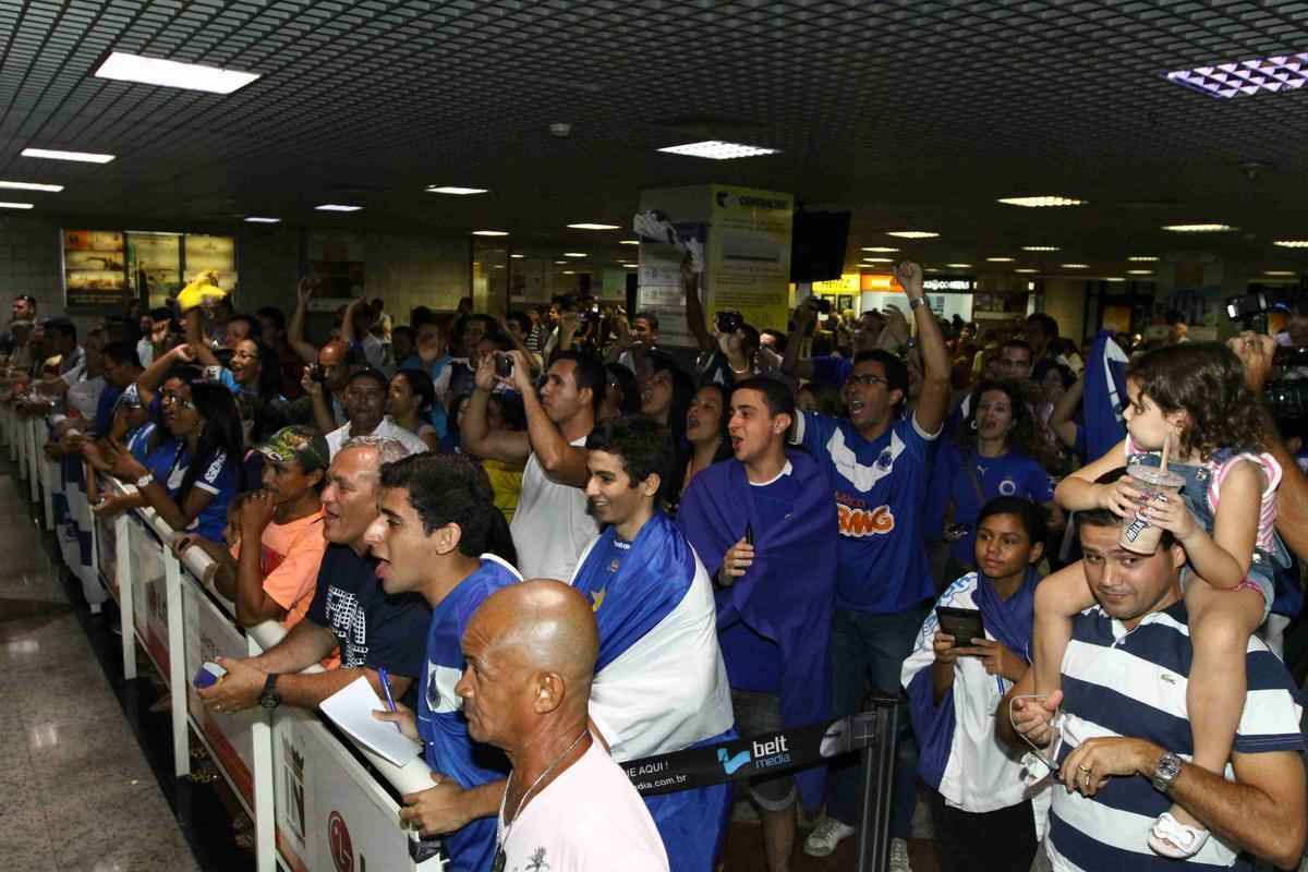 Cruzeiro foi recepcionado por centenas de torcedores na chegada a Salvador. A torcida compareceu em grande nmero ao Barrado e comemorou o tricampeonato no intervalo da partida contra o Vitria, vencida pela Raposa por 3 a 1. A festa dos jogadores comeou no campo e durou durante todo o voo de volta a BH. 