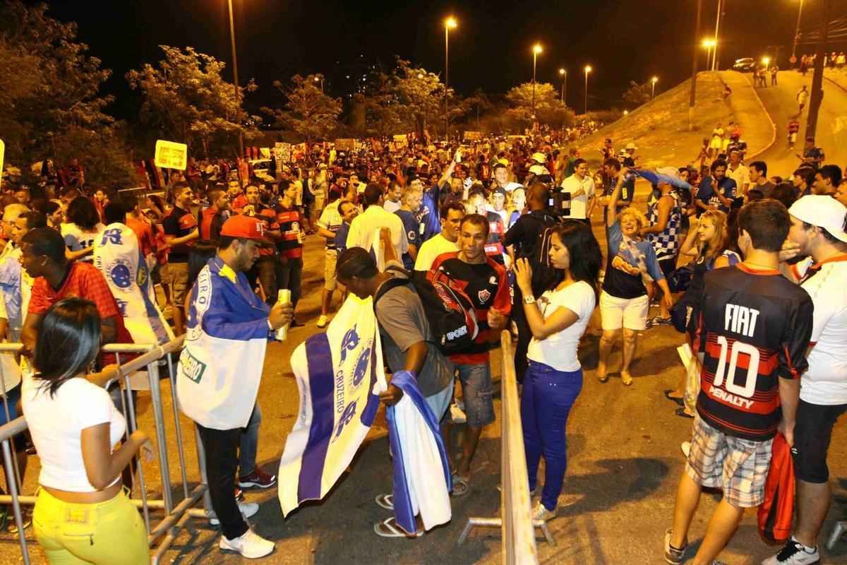 Cruzeiro foi recepcionado por centenas de torcedores na chegada a Salvador. A torcida compareceu em grande nmero ao Barrado e comemorou o tricampeonato no intervalo da partida contra o Vitria, vencida pela Raposa por 3 a 1. A festa dos jogadores comeou no campo e durou durante todo o voo de volta a BH. 