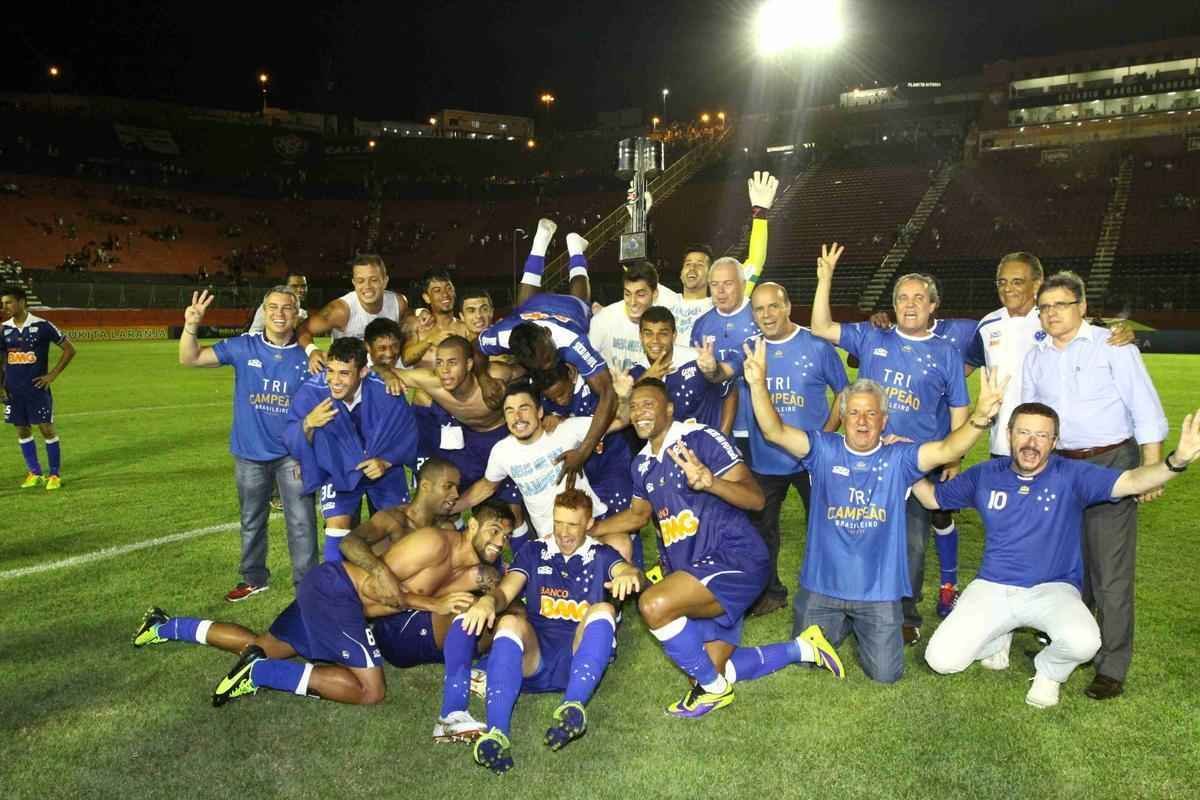 Cruzeiro foi recepcionado por centenas de torcedores na chegada a Salvador. A torcida compareceu em grande nmero ao Barrado e comemorou o tricampeonato no intervalo da partida contra o Vitria, vencida pela Raposa por 3 a 1. A festa dos jogadores comeou no campo e durou durante todo o voo de volta a BH. 