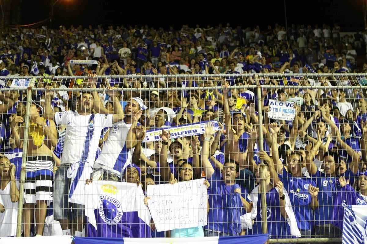 Cruzeiro foi recepcionado por centenas de torcedores na chegada a Salvador. A torcida compareceu em grande nmero ao Barrado e comemorou o tricampeonato no intervalo da partida contra o Vitria, vencida pela Raposa por 3 a 1. A festa dos jogadores comeou no campo e durou durante todo o voo de volta a BH. 
