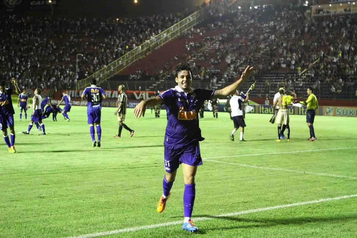 Cruzeiro foi recepcionado por centenas de torcedores na chegada a Salvador. A torcida compareceu em grande nmero ao Barrado e comemorou o tricampeonato no intervalo da partida contra o Vitria, vencida pela Raposa por 3 a 1. A festa dos jogadores comeou no campo e durou durante todo o voo de volta a BH. 