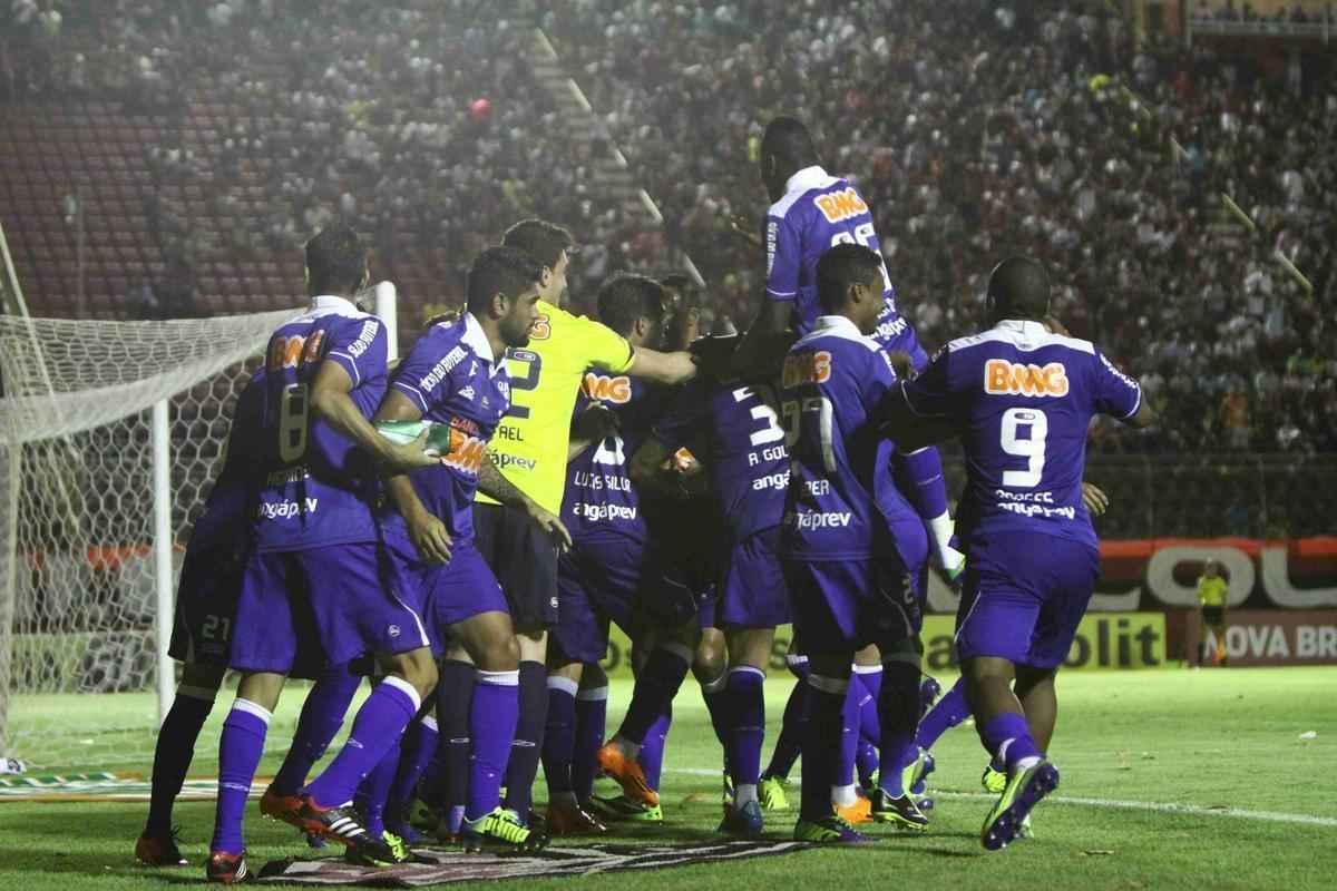 Cruzeiro foi recepcionado por centenas de torcedores na chegada a Salvador. A torcida compareceu em grande nmero ao Barrado e comemorou o tricampeonato no intervalo da partida contra o Vitria, vencida pela Raposa por 3 a 1. A festa dos jogadores comeou no campo e durou durante todo o voo de volta a BH. 