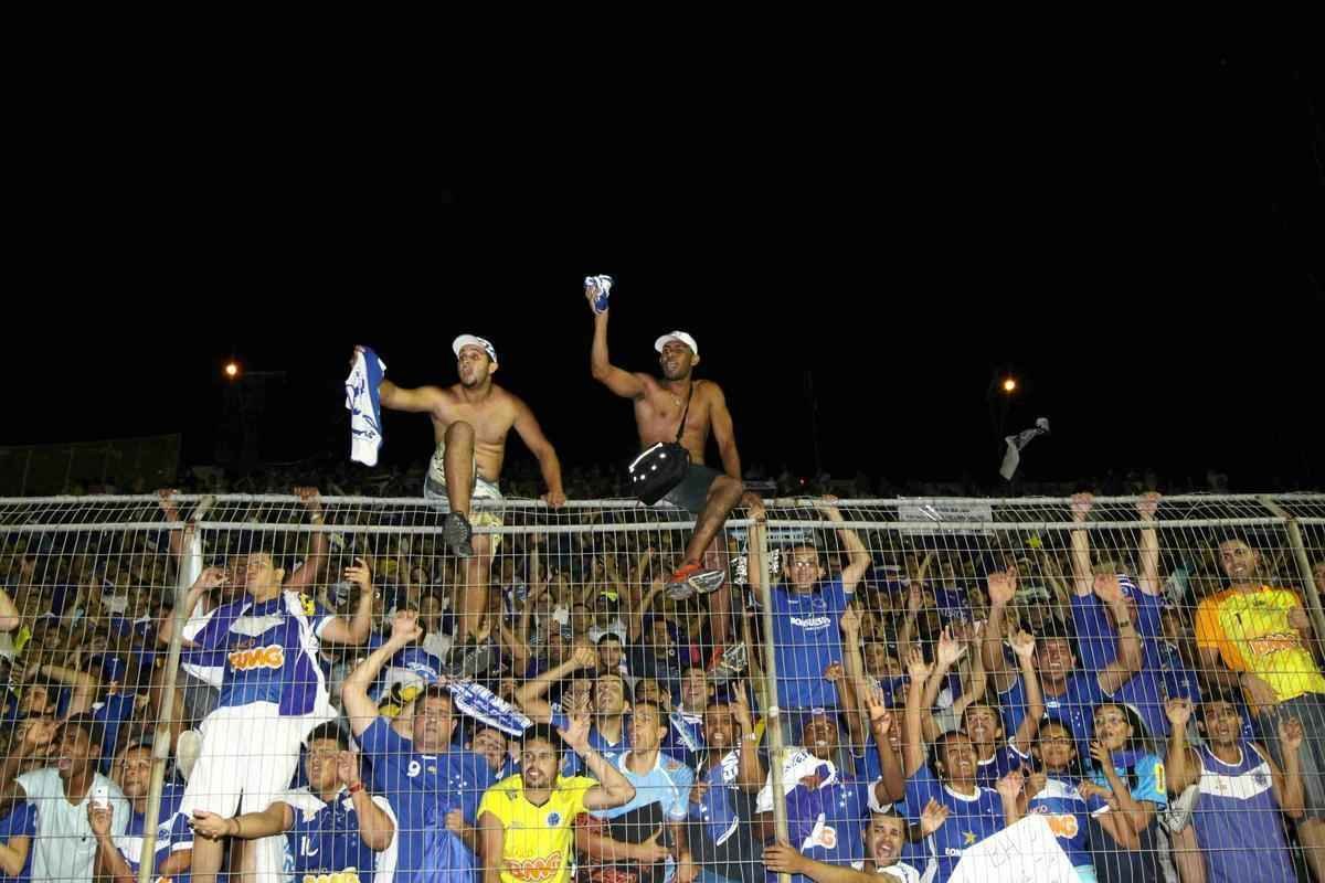 Cruzeiro foi recepcionado por centenas de torcedores na chegada a Salvador. A torcida compareceu em grande nmero ao Barrado e comemorou o tricampeonato no intervalo da partida contra o Vitria, vencida pela Raposa por 3 a 1. A festa dos jogadores comeou no campo e durou durante todo o voo de volta a BH. 