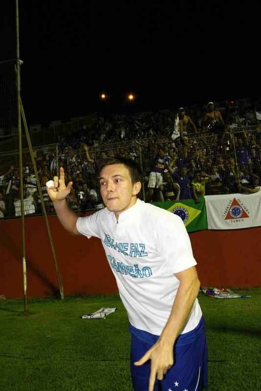 Cruzeiro foi recepcionado por centenas de torcedores na chegada a Salvador. A torcida compareceu em grande nmero ao Barrado e comemorou o tricampeonato no intervalo da partida contra o Vitria, vencida pela Raposa por 3 a 1. A festa dos jogadores comeou no campo e durou durante todo o voo de volta a BH. 