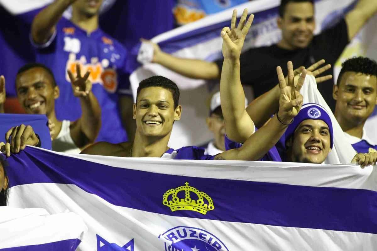 Cruzeiro foi recepcionado por centenas de torcedores na chegada a Salvador. A torcida compareceu em grande nmero ao Barrado e comemorou o tricampeonato no intervalo da partida contra o Vitria, vencida pela Raposa por 3 a 1. A festa dos jogadores comeou no campo e durou durante todo o voo de volta a BH. 